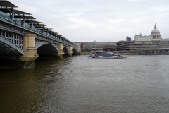 Blackfriars Railway Bridge och St. Paul's Cathedral från Southwark.