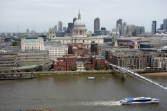 Utsikten från Tate Modern över Themsen, Millenium Bridge och St. Paul's Cathedral.