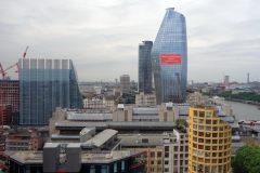 Utsikt mot bebyggelsen längs South Bank från Tate Modern.