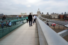 Millenium Bridge och St. Paul's Cathedral.