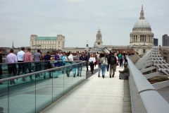 Millenium Bridge och St. Paul's Cathedral.