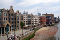 Bebyggelsen mellan Millenium Bridge och Southwark Bridge, City of London.