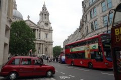 Gatuscen längs Ludgate Hill med St. Paul's Cathedral i bakgrunden, City of London.