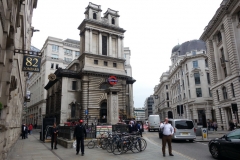 Bank tube station med den anglikanska kyrkan St Mary Woolnoth bakom, City of London.