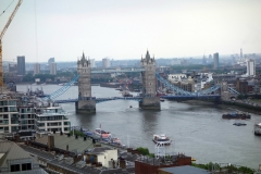 Utsikten mot Tower Bridge från toppen av The Monument, City of London.