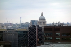 Utsikten mot St. Paul's Cathedral från toppen av The Monument, City of London.