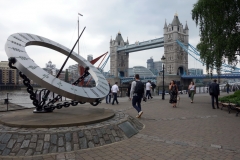 The Timepiece Sundial med Tower Bridge i bakgrunden.