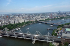 Hungerford Bridge and Golden Jubilee Bridges och Waterloo Bridge från London Eye, South Bank.