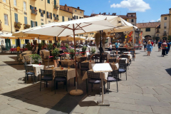 Fantastiskt vackra Piazza dell'Anfiteatro, Lucca.