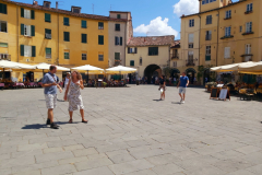 Fantastiskt vackra Piazza dell'Anfiteatro, Lucca.