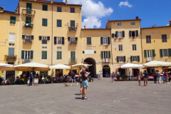 Fantastiskt vackra Piazza dell'Anfiteatro, Lucca.