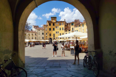 Fantastiskt vackra Piazza dell'Anfiteatro, Lucca.