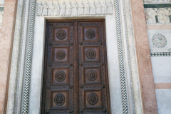 Huvudentrén till katedralen Duomo di Lucca, Lucca.