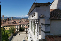 Halvvägs upp till toppen på tornet, katedralen Duomo di Lucca, Lucca.