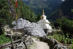 Böneinskriptioner och stupa mellan Monjo och Phakding.