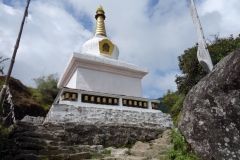 Stupa en bit nedanför Phakding.