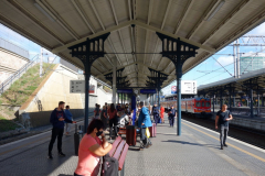 På plattformen i väntan på tåget till Malbork, centralstationen i Gdańsk.