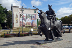 Skulpturen på torget i centrala Malbork.