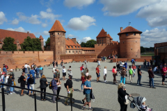 Mitt första möte med Ordensborgen Malbork och köerna till biljettkassorna.
