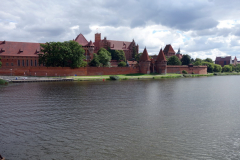 Ordensborgen Malbork från bron över floden Nogat.