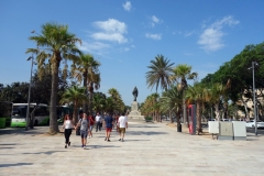 Promenaden utanför Valletta City Gate med statyn Christ the King i bakgrunden, Valletta.