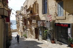 Vacker sidogata i Valletta.