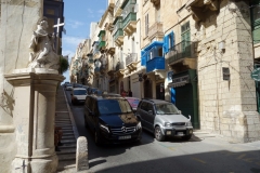 Nästan varje gathörn i Valletta pryds av en staty.