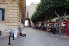 Old Theatre street som delar St George’s Square och Republic Square, Valletta.