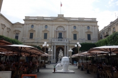 Republic Square med National Library of Malta i bakgrunden, Valletta.