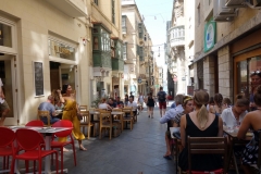 På en av dessa små mysiga restauranger längs Theatre Street åt vi lunch, Valletta.