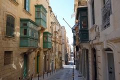 Brant sidogata i centrala Valletta med dom klassiska balkongerna.