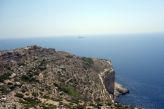 Utsikten mot öarna Filfla och Filfoletta från Ta’ Dmejrek, 253 meter över havet, Dingli Cliffs, Dingli.