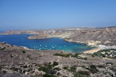 Gnejna Bay i sikte under vandringen till Gnejna Bay.