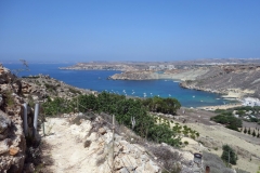 Gnejna Bay i sikte under vandringen till Gnejna Bay.