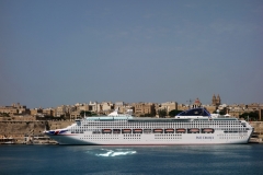 Kryssningsfartyg i Grand Harbour sett från Senglea.