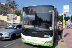 Buss 311 från Victoria till Dwejra på busstationen i Victoria, Gozo.