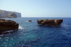 Den dramatiska kusten vid Dwejra, Gozo.