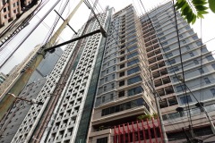 Makati Prime Tower till vänster i bild och 1898 Hotel Colonia En Las Filipinas till höger, Makati, Manila.
