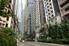 Gatuscen med Makati Prime Tower till höger i bild, Makati, Manila.