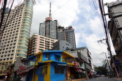 Vy med Makati Prime Tower och 1898 Hotel Colonia En Las Filipinas i bakgrunden, Makati, Manila.