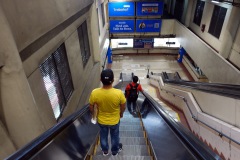 Rulltrappa ner till MRT-station Ayala, Makati, Manila.