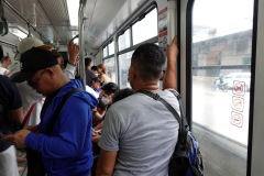 På tåget längs MRT-linjen på väg till station Taft, Manila.