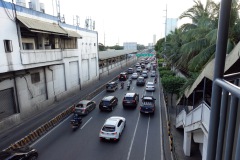 Trafiken vid MRT-station Ayala, Makati, Manila.