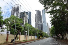 Promenaden till Manila South Cemetery längs Kalayaan Avenue, Makati, Manila.