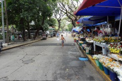 Marknad inne på Manila South Cemetery, Makati, Manila.