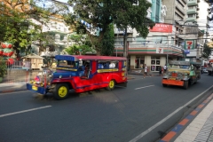 Jeepney efter jeepney plöjer fram längs Del Pilar Street, Ermita, Manila.