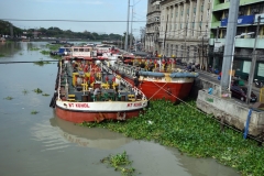 Fartyg ankrade längs Pasig river, Manila.