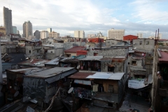 Bild över slummen vid Cubao station, Quezon city, Manila.