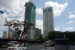 Gatuscen längs Makati Ave, Makati, Manila. Många nya skyskrapor.