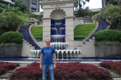 Stefan framför The Peninsula Manila Hotel, Makati, Manila